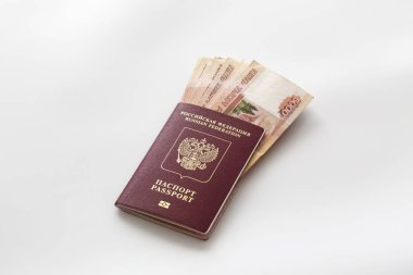 Rus pasaportu ve beş bininci Rublesi banknot bir paket. Yabancı pasaport kırmızı kaplı ve Rus parası. Seyahat, servet, bağımsızlık kavramı.