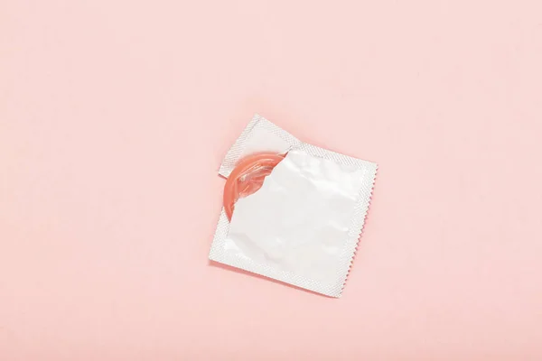 Rosa Abrió Condón Condón Paquete Sobre Fondo Rosa Uso Preservativo — Foto de Stock