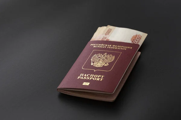 Ρωσικό Διαβατήριο Και Ένα Πακέτο Των Πέντε Χαρτονομίσματα Χιλιοστό Ρούβλι — Φωτογραφία Αρχείου