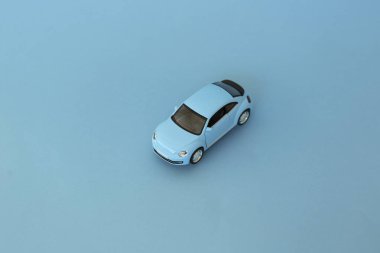 Mavi zemin üzerine mavi retro oyuncak araba