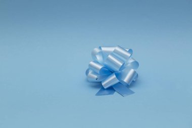 Mavi arka plan üzerinde izole mavi renkli büyük yuvarlak yay yakın. Dekorasyon tasarımı için bow görüntü.