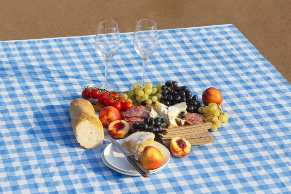 Picnic Verano Playa Atardecer Descanse Con Vino Mar Conceptos Alimentos — Foto de Stock