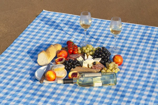 Verão Piquenique Praia Pôr Sol Descanse Com Vinho Mar Conceitos — Fotografia de Stock