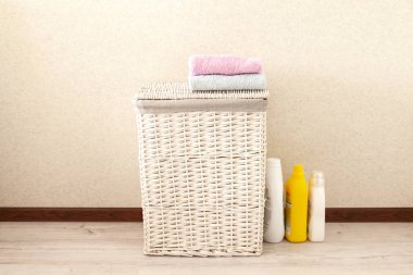 Çamaşır hane konsepti. Renkli havlu ile Hasır çamaşır Sepeti.