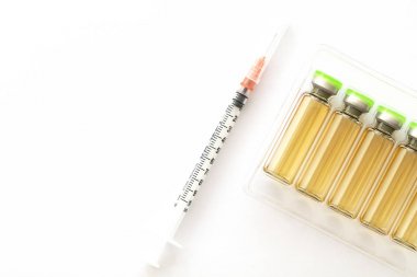 Kozmetik enjeksiyonşişe - botoks, dolgu, kollajen ve hyaluronik asit çözeltisi. Enjeksiyon kozmetolojisi. Sağlık, tıp, ilaç ve güzellik konsepti. Yumuşak seçici odakla yakın çekim 