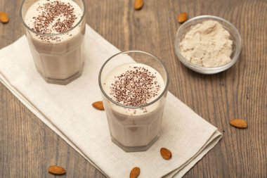 Badem sütü ile sağlıklı çikolata protein shake. Lezzetli Sağlıklı kahvaltı veya atıştırmalık. Seçici odaklama