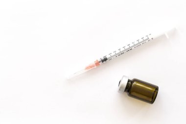 Enjeksiyon kozmetolojisi kavramı. Şırınga ve cam Tıp Vial beyaz arka plan üzerinde mezoterapi için hazırlık ile. Seçici odak. Kopyalama alanı