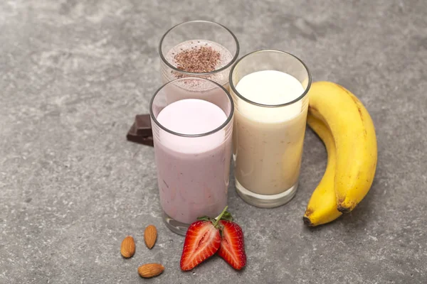 各种蛋白质鸡尾酒 香蕉和巧克力蛋白奶昔 运动营养与健康生活方式理念 — 图库照片