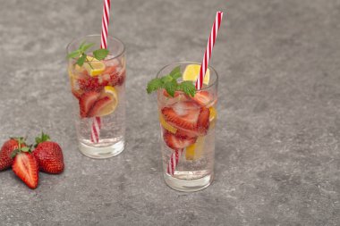 Gri masada Ferahlatıcı Buz Soğuk Çilek Limonata