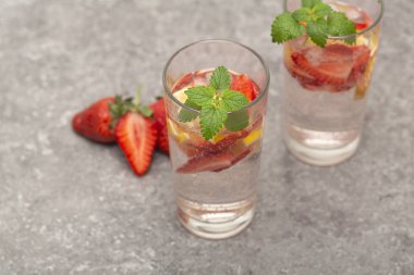 Gri masada Ferahlatıcı Buz Soğuk Çilek Limonata