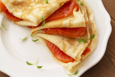 Beyaz tabakta somon füme krep. Lezzetli ve sağlıklı kahvaltı.