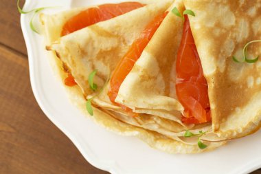 Beyaz tabakta somon füme krep. Lezzetli ve sağlıklı kahvaltı.