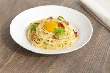 Carbonara makarna, pancetta ile spagetti, yumurta, sert Parmesan peyniri, fesleğen ve krem sos. Geleneksel İtalyan mutfağı. 