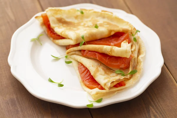 Crepes Con Salmone Affumicato Piatto Bianco Colazione Deliziosa Sana — Foto Stock