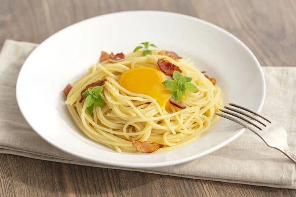 Massa Carbonara Esparguete Com Pancetta Ovo Queijo Parmesão Duro Manjericão — Fotografia de Stock