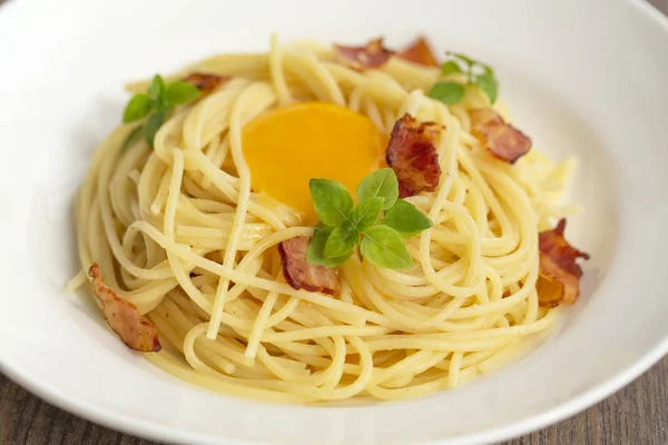 Pasta Carbonara Spaghetti Dengan Pancetta Telur Keju Parmesan Keras Kemangi — Stok Foto
