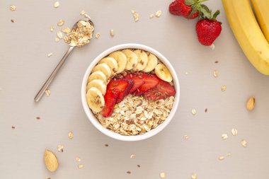 Müsli, çilek, muz dilimleri ve keten tohumu ile Smoothie kase. Sağlıklı gıda kavramı. Düz döşeme, üst görünüm. 