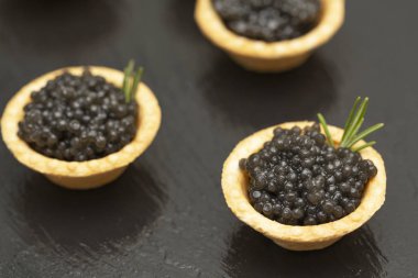 Siyah havyarlı tartlets yakın. Gurme yemekleri yakın, iştah açıcı. Şarküteri. Gurme yemekleri. Havyar dokusu. Deniz ürünleri. 