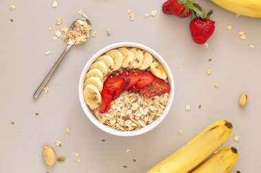 Müsli, çilek, muz dilimleri ve keten tohumu ile Smoothie kase. Sağlıklı gıda kavramı. Düz döşeme, üst görünüm. 