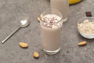 Bir bardak badem sütü ile sağlıklı çikolata muz protein sallamak. 