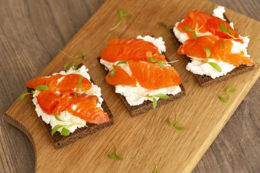 Tahta tahtada füme somon ve krem peynir ile Canape. Seçici odaklama