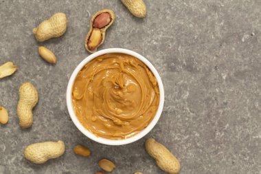 Kremalı fıstık ezmesi ve fıstık. Doğal beslenme ve organik gıda. Seçici odaklama. 