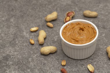 Kremalı fıstık ezmesi ve fıstık. Doğal beslenme ve organik gıda. Seçici odaklama. 