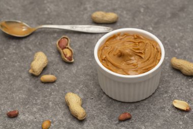 Kremalı fıstık ezmesi ve fıstık. Doğal beslenme ve organik gıda. Seçici odaklama. 