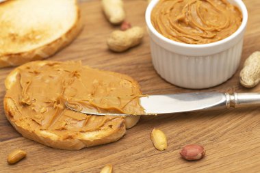 Fıstık ezmeli sandviç ler veya ahşap arka planda tostlar. Lezzetli kahvaltı. Seçici odaklama 