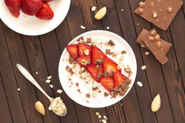 Çikolata, çilek, fındık ve keten tohumu ile Protein Smoothie Bowl. Üst te. Sağlıklı kahvaltı tarifleri