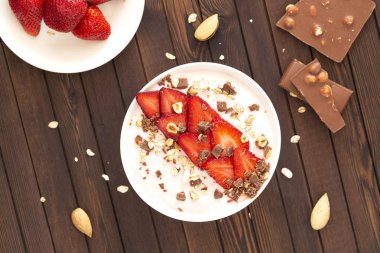 Çikolata, çilek, fındık ve keten tohumu ile Protein Smoothie Bowl. Üst te. Sağlıklı kahvaltı tarifleri