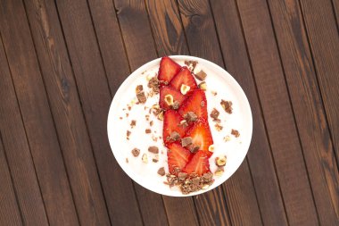 Çikolata, çilek, fındık ve keten tohumu ile Protein Smoothie Bowl. Üst te. Sağlıklı kahvaltı tarifleri