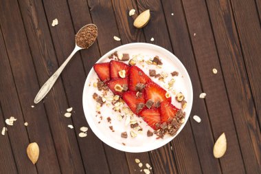 Çikolata, çilek, fındık ve keten tohumu ile Protein Smoothie Bowl. Üst te. Sağlıklı kahvaltı tarifleri