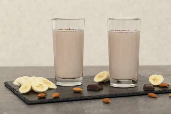 Badem Sütü, muz, çikolata ve fındık ile Sağlıklı Çikolata Protein Shake. Milkshake. Lezzetli ve sağlıklı Kahvaltı 