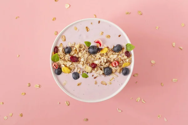 Smoothie Schale Mit Granatäpfeln Blaubeere Und Müsli Auf Rosa Hintergrund — Stockfoto