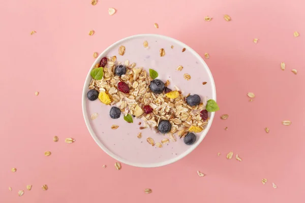 Smoothie Schale Mit Granatäpfeln Blaubeere Und Müsli Auf Rosa Hintergrund — Stockfoto