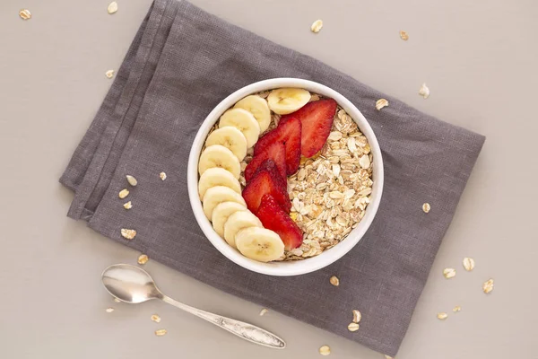 Muesli Aveia Uma Tigela Com Morangos Sementes Banana Linho Café — Fotografia de Stock