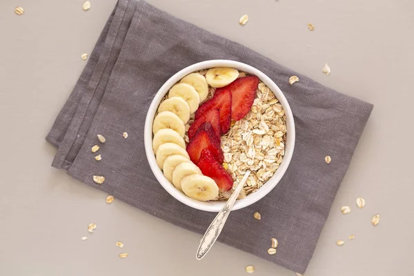 Haferflockenmüsli Einer Schüssel Mit Erdbeeren Bananen Und Leinsamen Gesundes Frühstück — Stockfoto