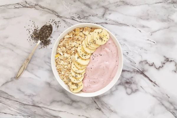 Gesunde Frühstücksbeeren Smoothie Schüssel Mit Banane Müsli Und Chiasamen Ansicht — Stockfoto