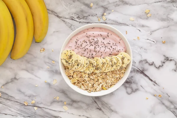Gesunde Frühstücksbeeren Smoothie Schüssel Mit Banane Müsli Und Chiasamen Ansicht — Stockfoto