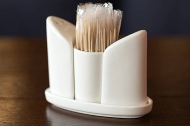 Masada tuz ve biber likörü var. Yakın çekim görüntü. Seçici odaklama. 