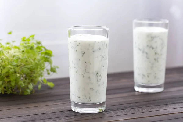 Taze Yapımı Yoğurt Kefir Ayran Otlar Ile Cam Ayran Otlar — Stok fotoğraf