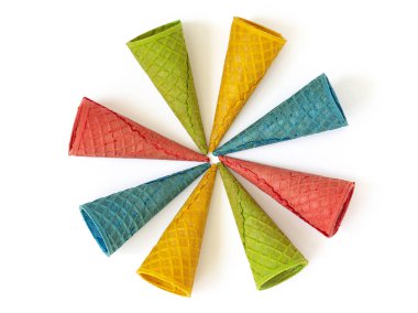 Beyaz arka planda renkli waffle dondurma konileri. Çok renkli dondurma konileri deseni. Tatlı, yaz konsepti. Üst görünüm. Düz yatma 