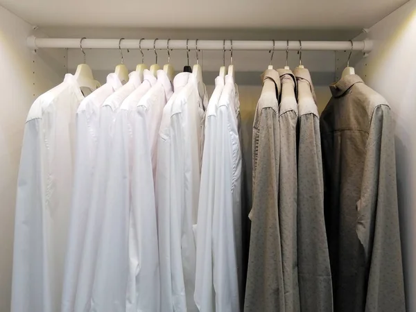 Ряд Серых Белых Рубашек Висит Вешалке Белом Шкафу Современный Деревянный — стоковое фото