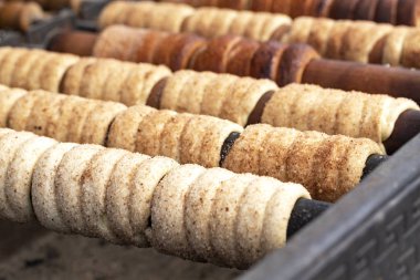 Trdelnik Prag sokak gıda olduğunu. Geleneksel ulusal Çek tatlı gıda olarak kabul edilir. Trdelnik açık ateşte pişirilen tatlı hamur tüpleri olduğunu. Seçici odaklama.   