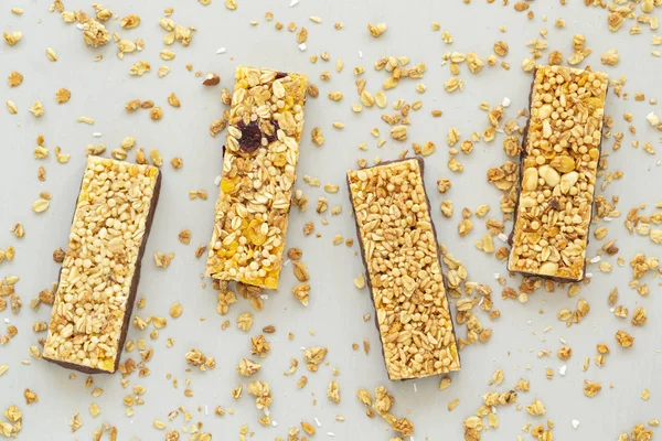 Fındık, meyve ve çilek ile Tahıl granola bar. Granola bar. Sağlıklı tatlı tatlı atıştırmalık. Diyet yemekleri. Üstte görüntü. 