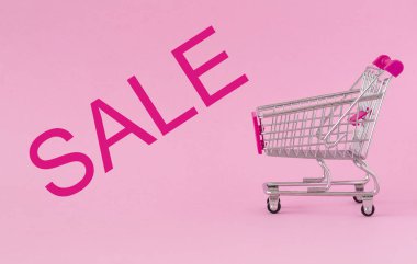 Renkli arka planda boş alışveriş sepeti. Bazı kopyalama alanı ile alışveriş arabası yakın çekim. Tüketici kavramı. Online alışveriş konsepti. Kara Cuma ve Siber Pazartesi 