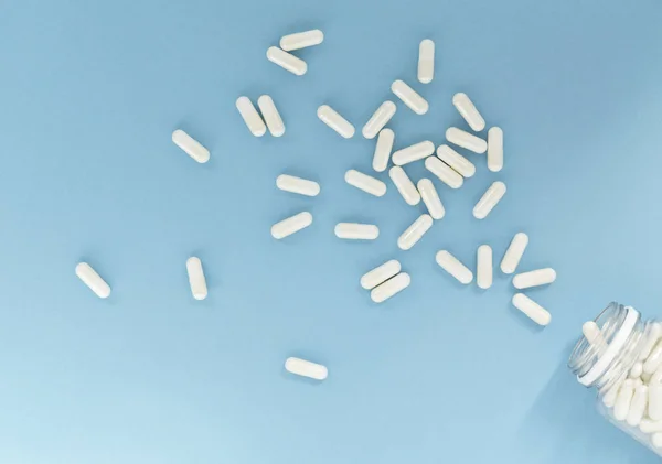 Homeopatik haplar ve renkli arka planda cam şişe. Homeopatik tıp - homeopatik hapları ile homeopati kavramı. Alternatif Homeopati ilaç otlar. Düz yatıyordu. Üst te. Kopyalama alanı.  