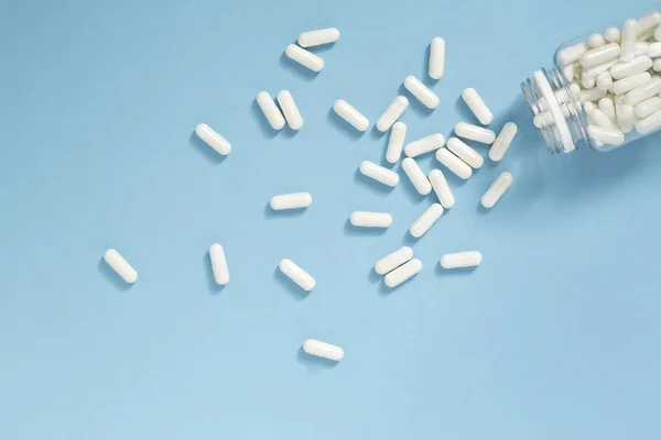 Homeopatiska Piller Och Glas Flaska Färg Bakgrund Homeopatiska Läkemedel Homeopati — Stockfoto