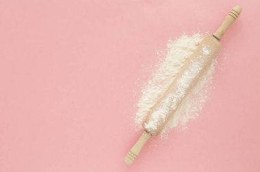 Pembe arka plan üzerinde un ile Oklava pin. Pişirme, menü, tarif konsepti. Üst te. opy alanı.   